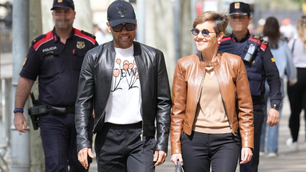 un-sonriente-dani-alves-acude-un-viernes-mas-a-la-audiencia-provincial