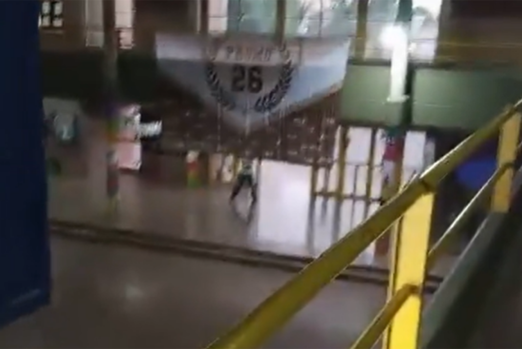 Imagen referencial de la fachada de una escuela o patrullero policial en la provincia de Santa Fe.