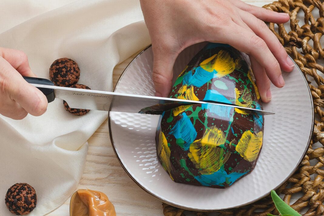 Huevos de Pascua de chocolate artesanales decorados, listos para compartir.