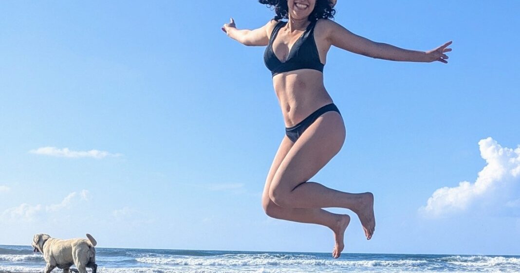 Ilustración de un plato con verduras, proteínas y carbohidratos, representando el orden sugerido para comer.