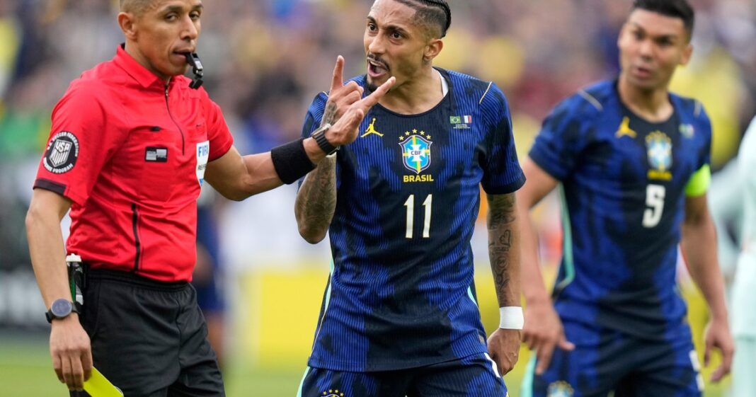 Raphinha, jugador del Barcelona, en acción durante un partido de fútbol.